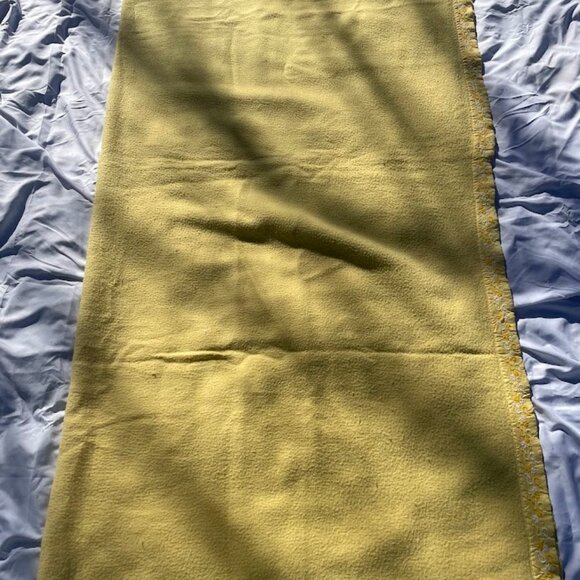 Sears Source 47 Acrylic Fleece Fuzzy Blanket Yellow Silky Edge Floral Accent Vtg - Picture 2 of 10
